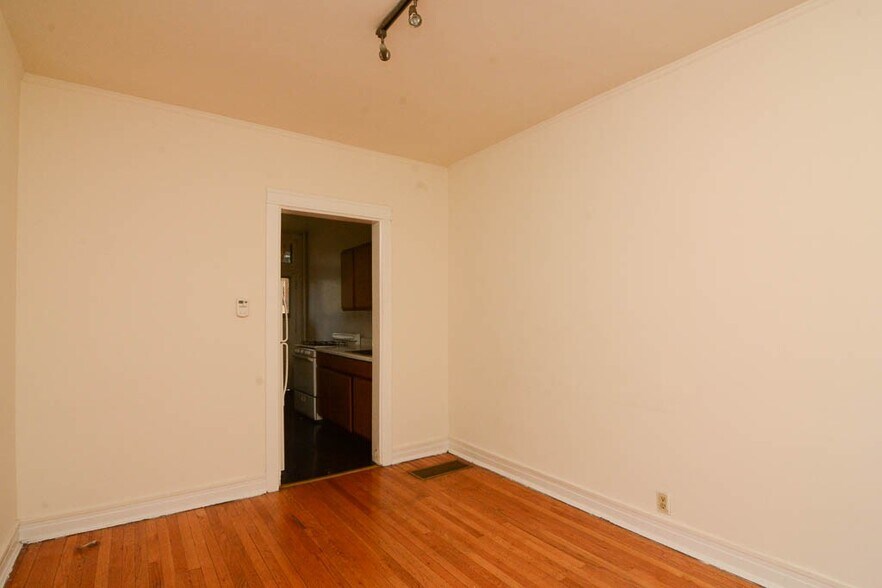 Building Photo - 834 W Waveland Ave