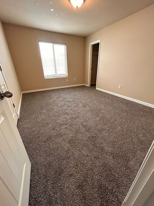 Building Photo - Nice home for rent in Visalia!