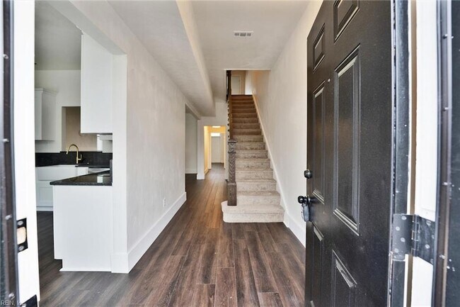 Building Photo - 412 W 29th St