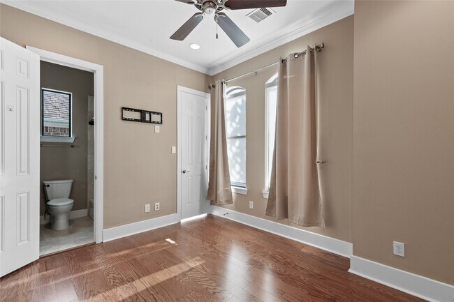 Building Photo - 1411 Elgin St