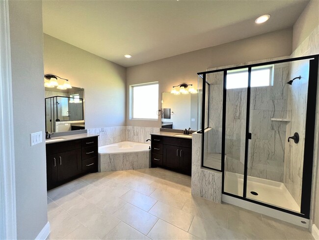 Building Photo - Georgeous 5-Bedroom in the Three Points Community