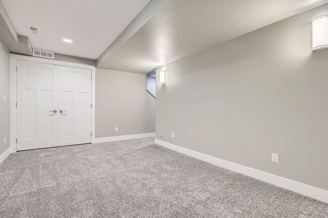 Building Photo - 4 Bed, 2 Bath Duplex in East Colfax – Brig...