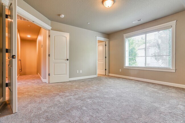 Building Photo - Centrally Located 4 Bedroom Townhome with Attached Garage & AC