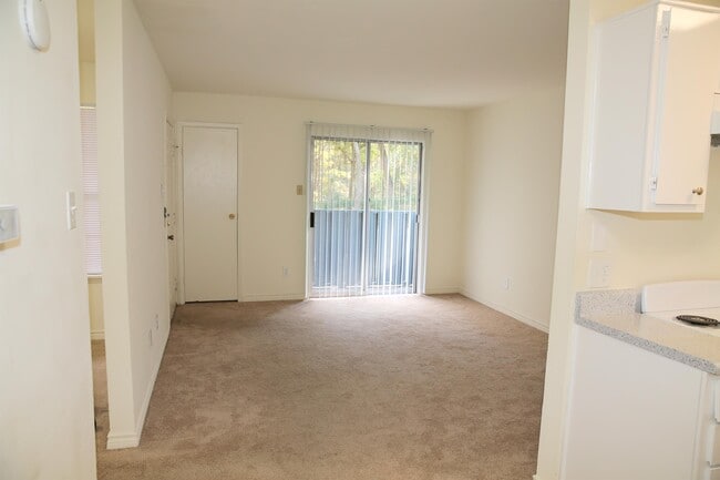 Building Photo - 407 Hickory Dr