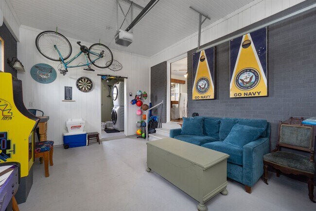 Building Photo - Furnished 3 Bed 2 Bath Home Near NAS Pensacola