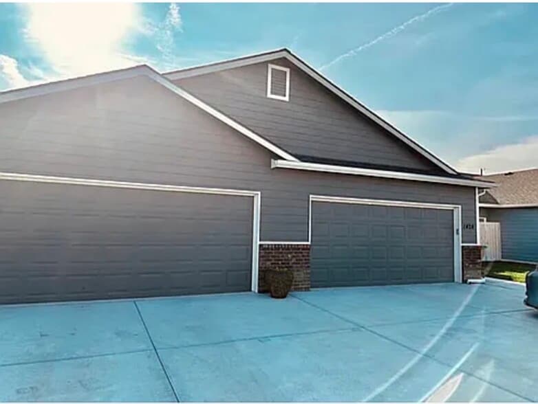 Building Photo - 1426 N Azena St