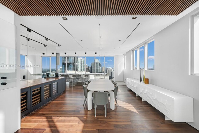 Building Photo - 1300 Brickell Bay Dr