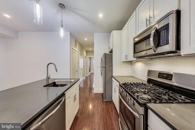 Primary Photo - 2221 M St NE
