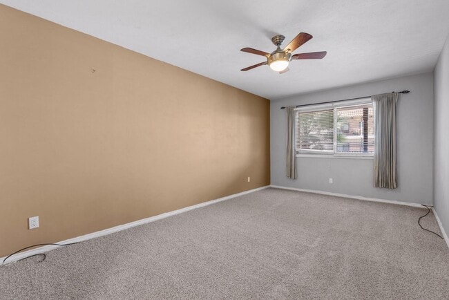 Building Photo - 505 W 7th St