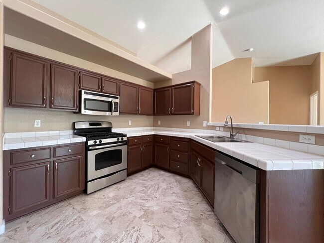 Building Photo - 221 Endeavor Ln