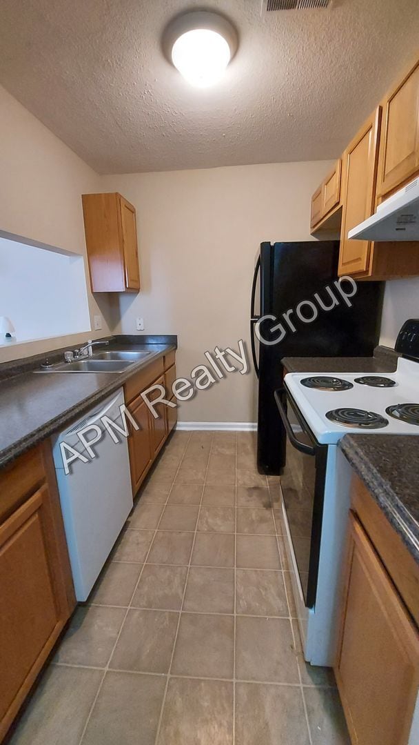 Building Photo - St. Andrews townhouse - 50% off first month!