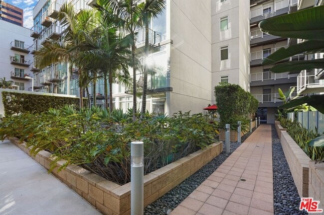 Building Photo - 645 W 9th St