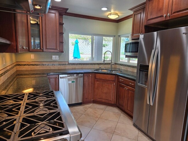 Building Photo - Stunning single-story Vista Del Cerro home with a private backyard oasis designed for effortless ...