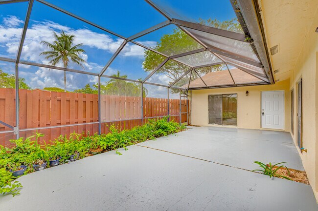 Building Photo - 1240 Summit Pl Cir