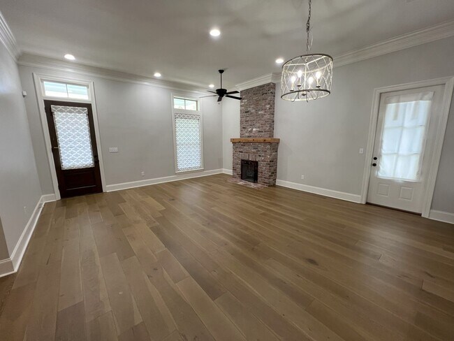 Building Photo - Stunning 4 bedroom, 3 bathroom 2 story hom...