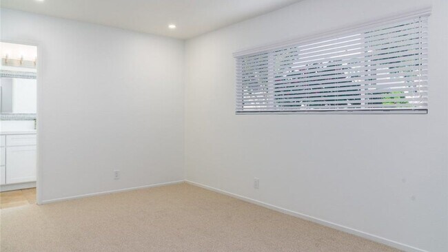 Building Photo - 480 N Abby St