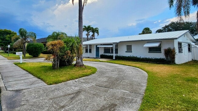 Primary Photo - 1150 Bayshore Dr