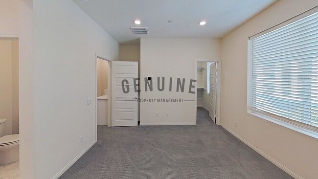 Building Photo - Beautiful Tri-Level 3Bd 2.5Ba Townhome in ...