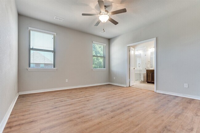 Building Photo - 616 Club Dr