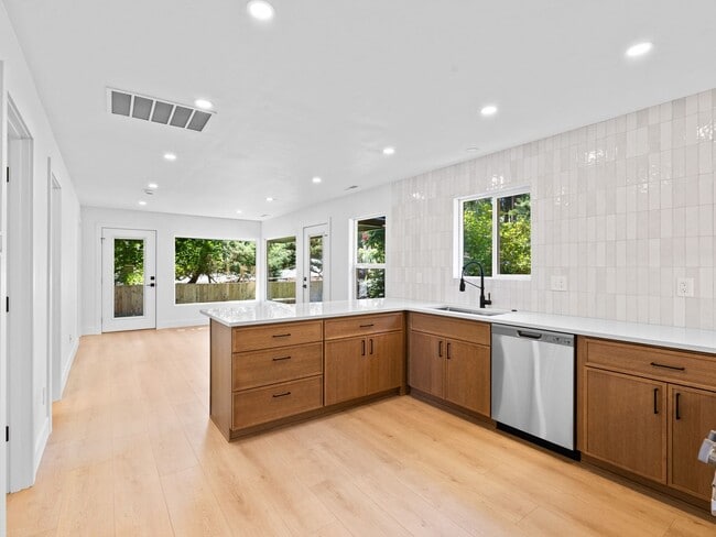 Building Photo - Light-Filled, Fully Remodeled 2?Bed / 1?Ba...