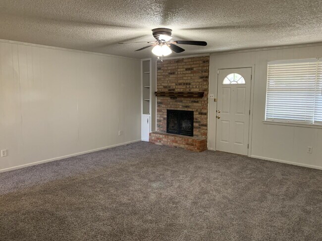 Building Photo - Beautiful Home in a Well Established Neigh...