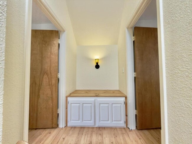 Building Photo - 372 W Hickory St