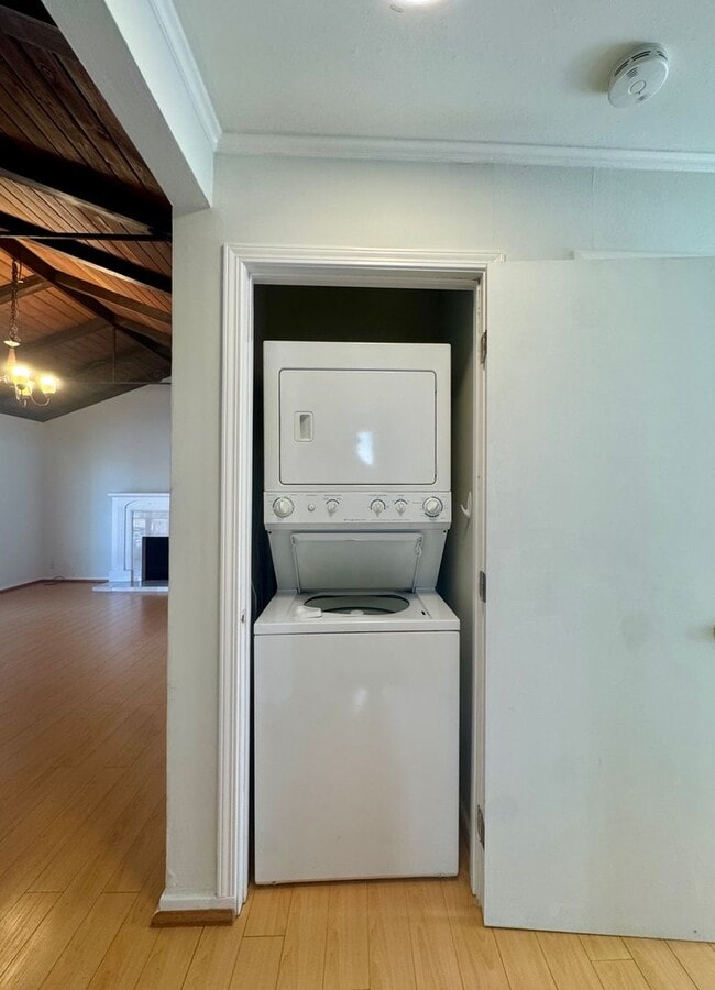 Building Photo - Check out this cozy 2-bedroom, 1-bathroom apartment located in the heart of Mountain View!