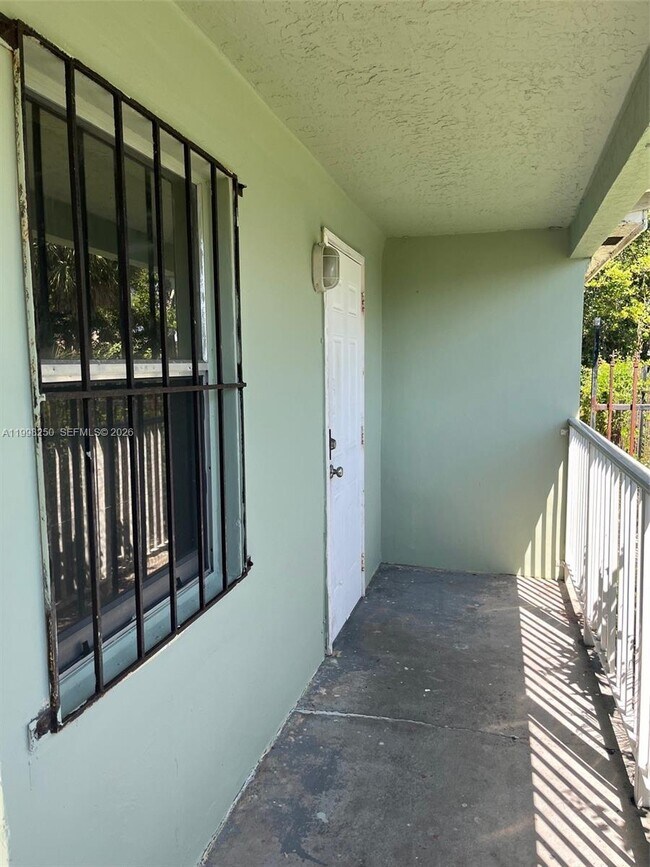 Building Photo - 538 W 1st St