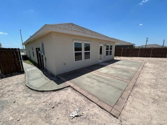 Building Photo - LARGE HOME! 3 BEDROOM!