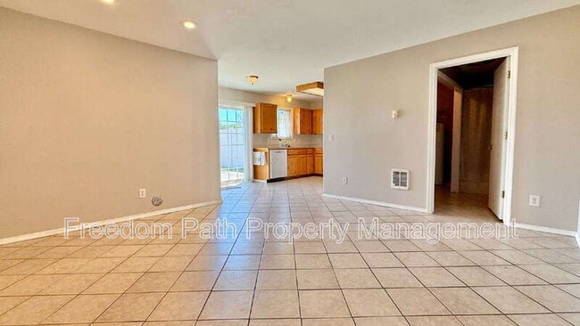 Building Photo - 13904 Cassia St