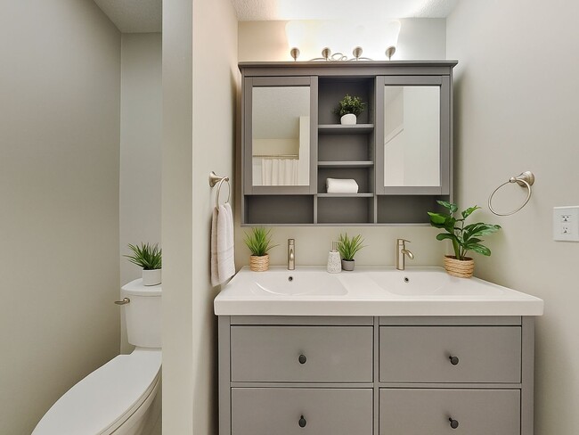 Building Photo - Charming 3-Bed, 2-Bath Home in Lee’s Summit | Cul-de-Sac, Fireplace & Fenced Yard