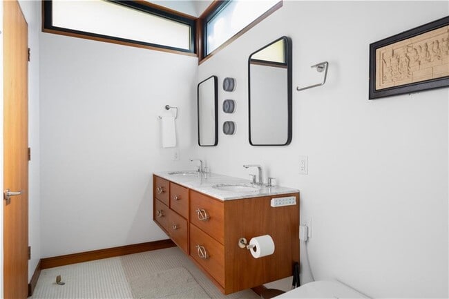 Building Photo - 515 Claire Dr NE