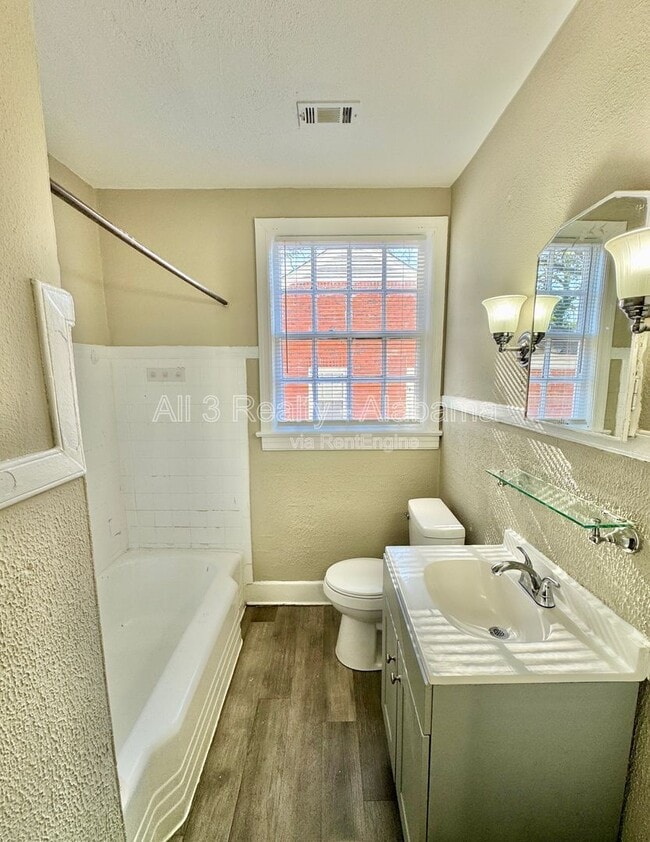 Building Photo - 115 Oak Forest Dr