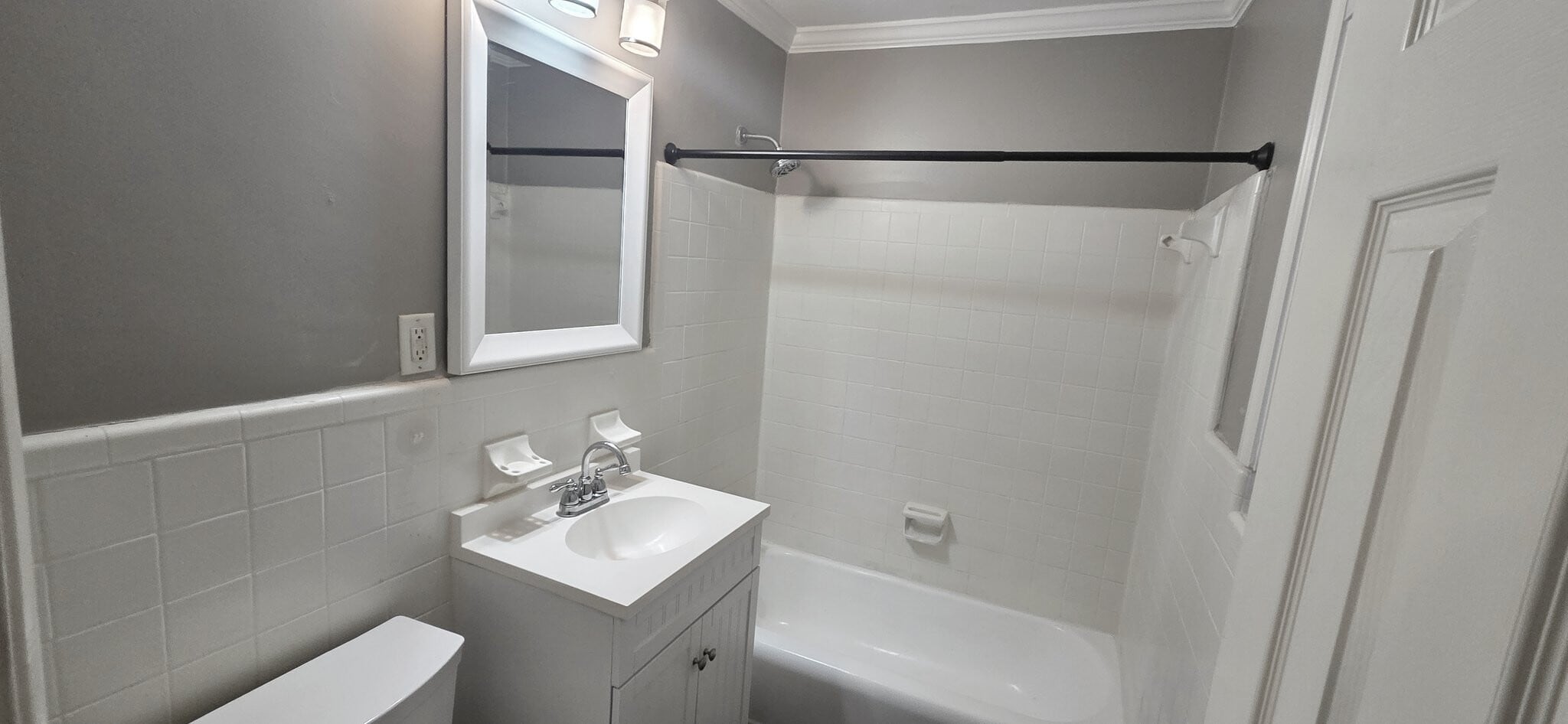 Building Photo - 21 Delmont Dr NE