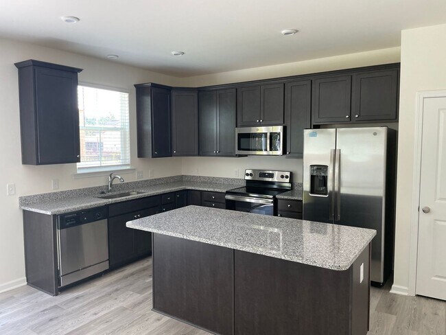 Building Photo - THE COMMONS AT RICHMOND HILL **Rent Specia...