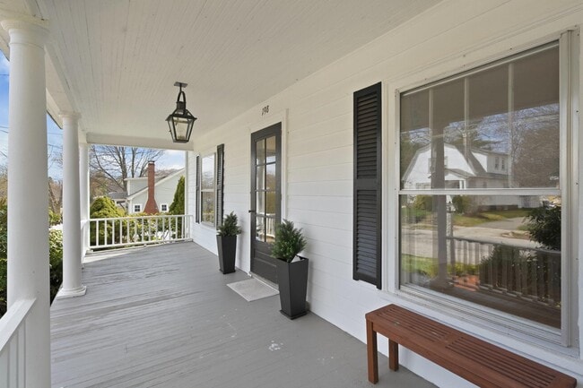 Building Photo - 198 Linden St