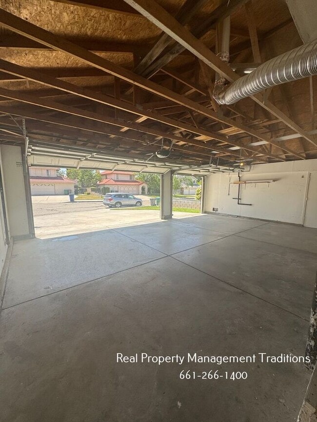 Building Photo - 4 + 3 Pool Home in West Lancaster