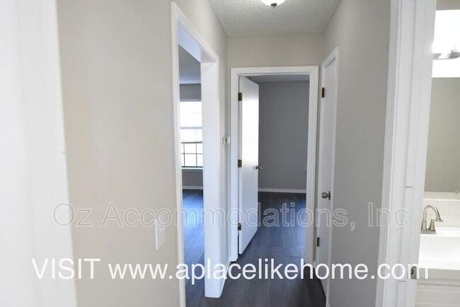 Building Photo - 912 S Edgebrook Ln