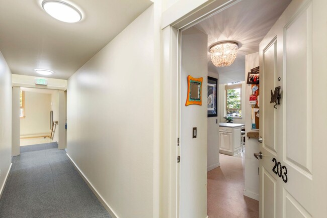 Building Photo - Charming Studio Condo For Rent Downtown Po...