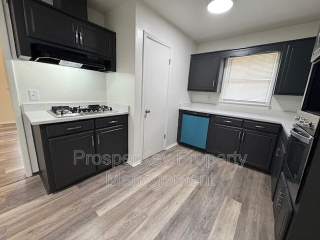 Building Photo - 323 Tennant Ave