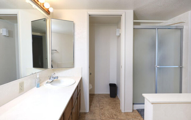 Master bathroom - 3944 N Paseo de las Canchas