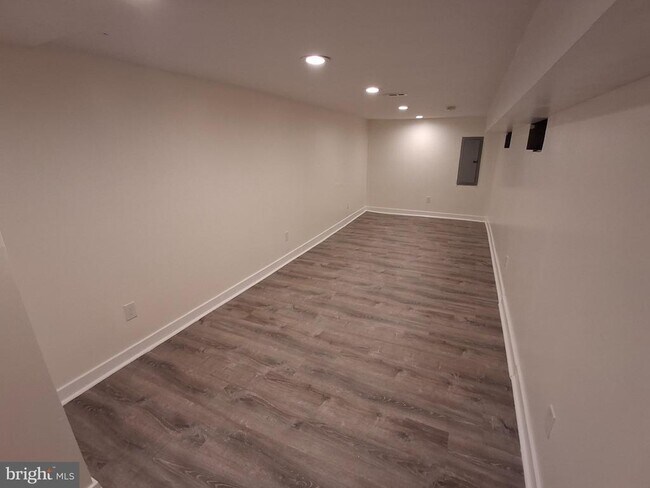 Building Photo - 5751 Larchwood Ave