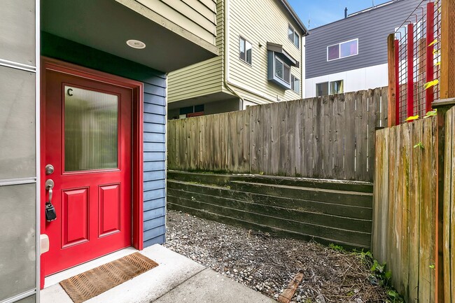 Building Photo - Cheery & Bright Columbia City Townhome