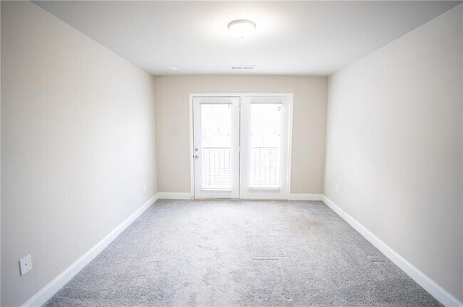 Building Photo - 2215 Manor Pointe Dr