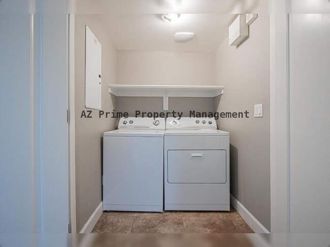 Building Photo - 563 W 6th St