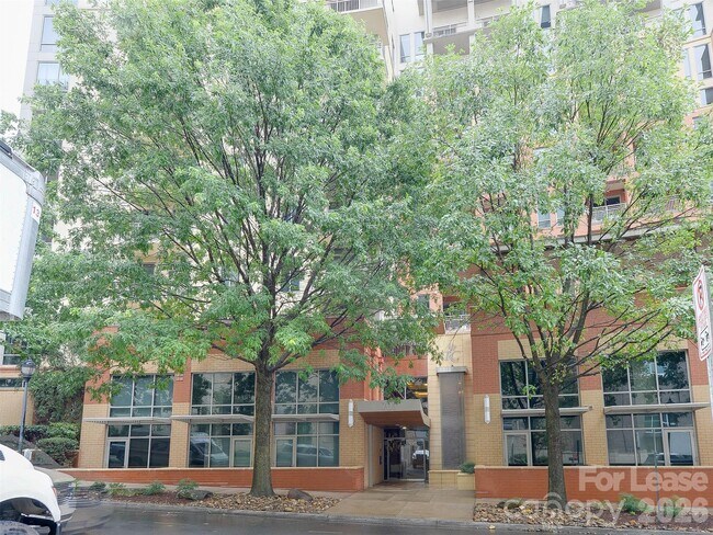 Building Photo - 701 Royal Ct