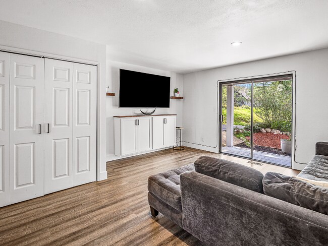 Building Photo - 23889 Oakmont Way