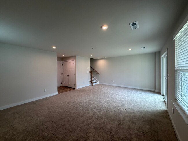 Building Photo - 921 Portrush Ln