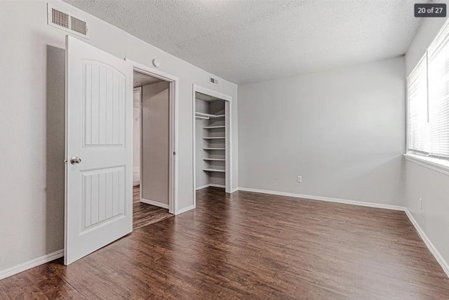 Building Photo - 1402 Bill Carrol Dr