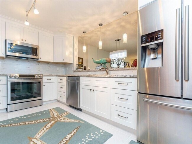 Building Photo - 1147 Hillsboro Mile Unit 209